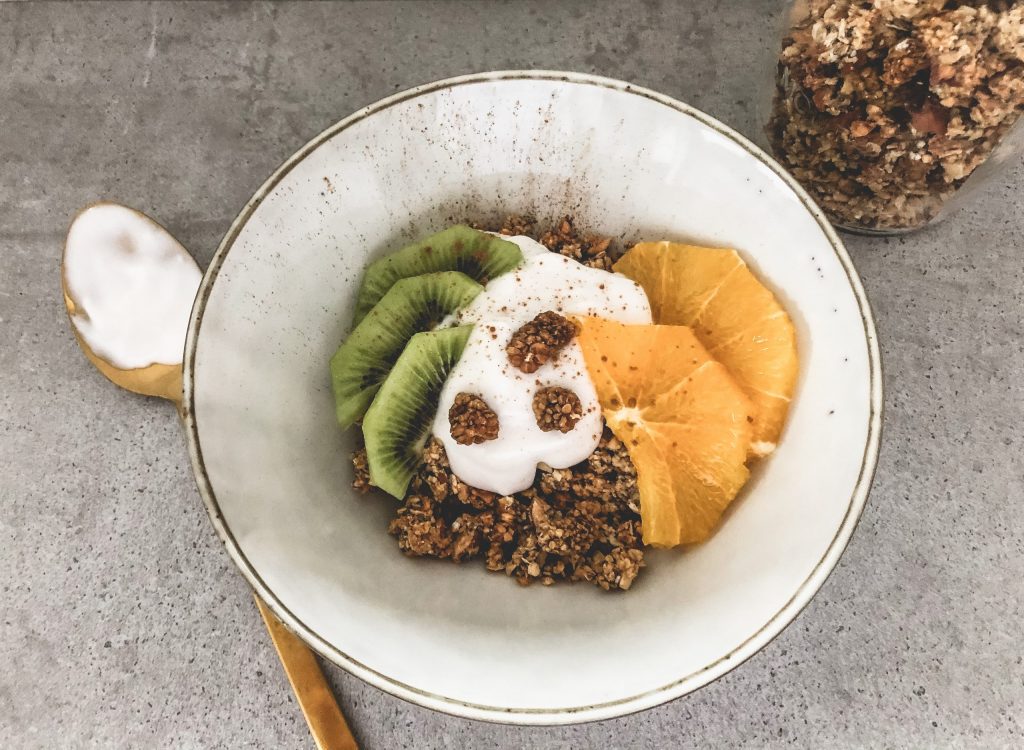 Mandel-Zimt-Granola mit Maulbeeren